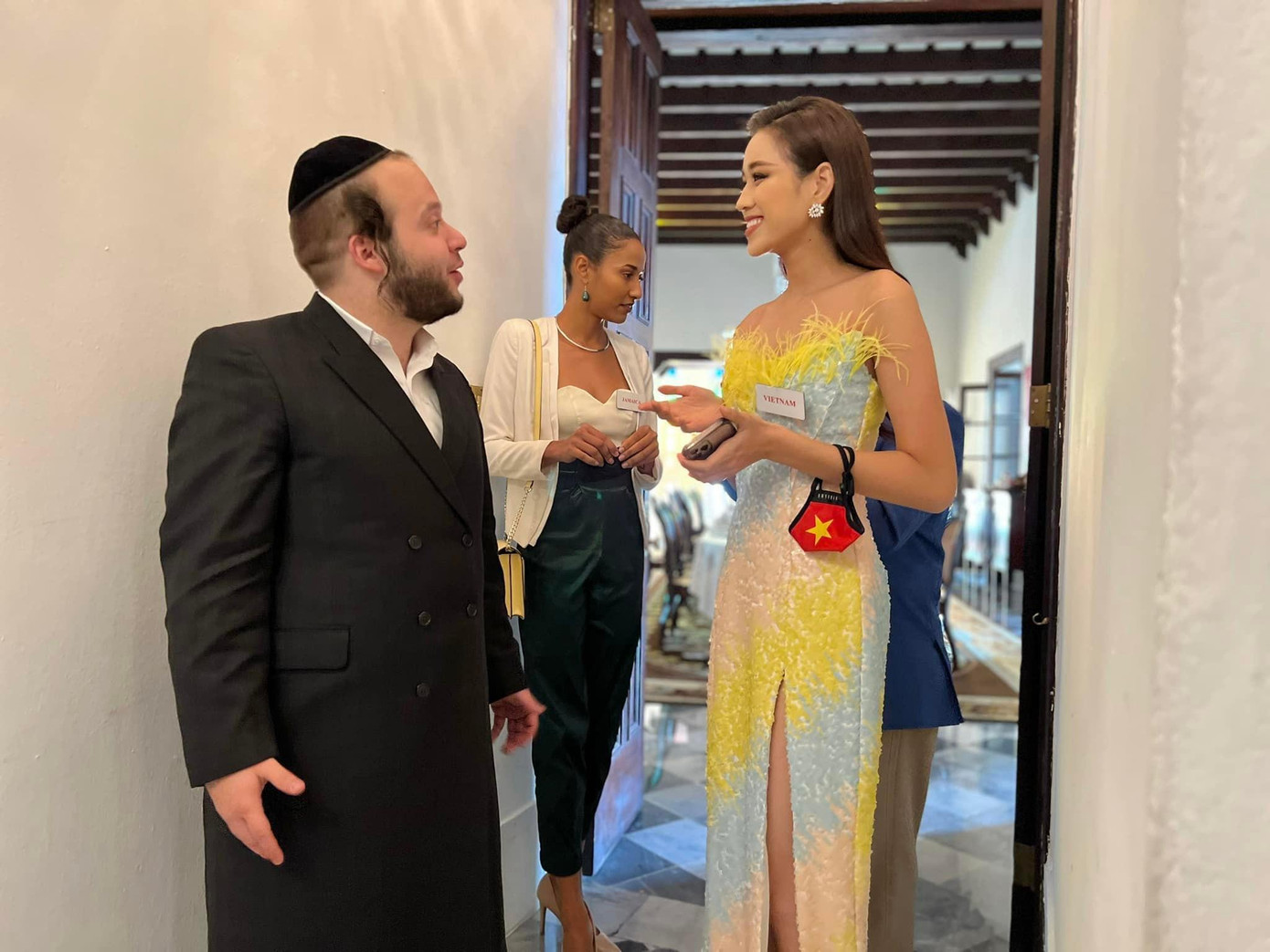 Người đẹp xứ Thanh không khỏi hào hứng và thích thú khi được thăm và giao lưu với mọi người tại đây.