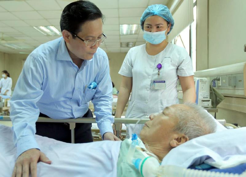 TBT báo Người Lao Động Tô Đình Tuân đại diện chương trình Mai vàng nhân ái thăm nhạc sĩ Phú Quang tháng 4/2020. Ảnh: Ngô Nhung. TBT báo Người Lao Động Tô Đình Tuân đại diện chương trình Mai vàng nhân ái thăm nhạc sĩ Phú Quang tháng 4/2020. Ảnh: Ngô Nhung.