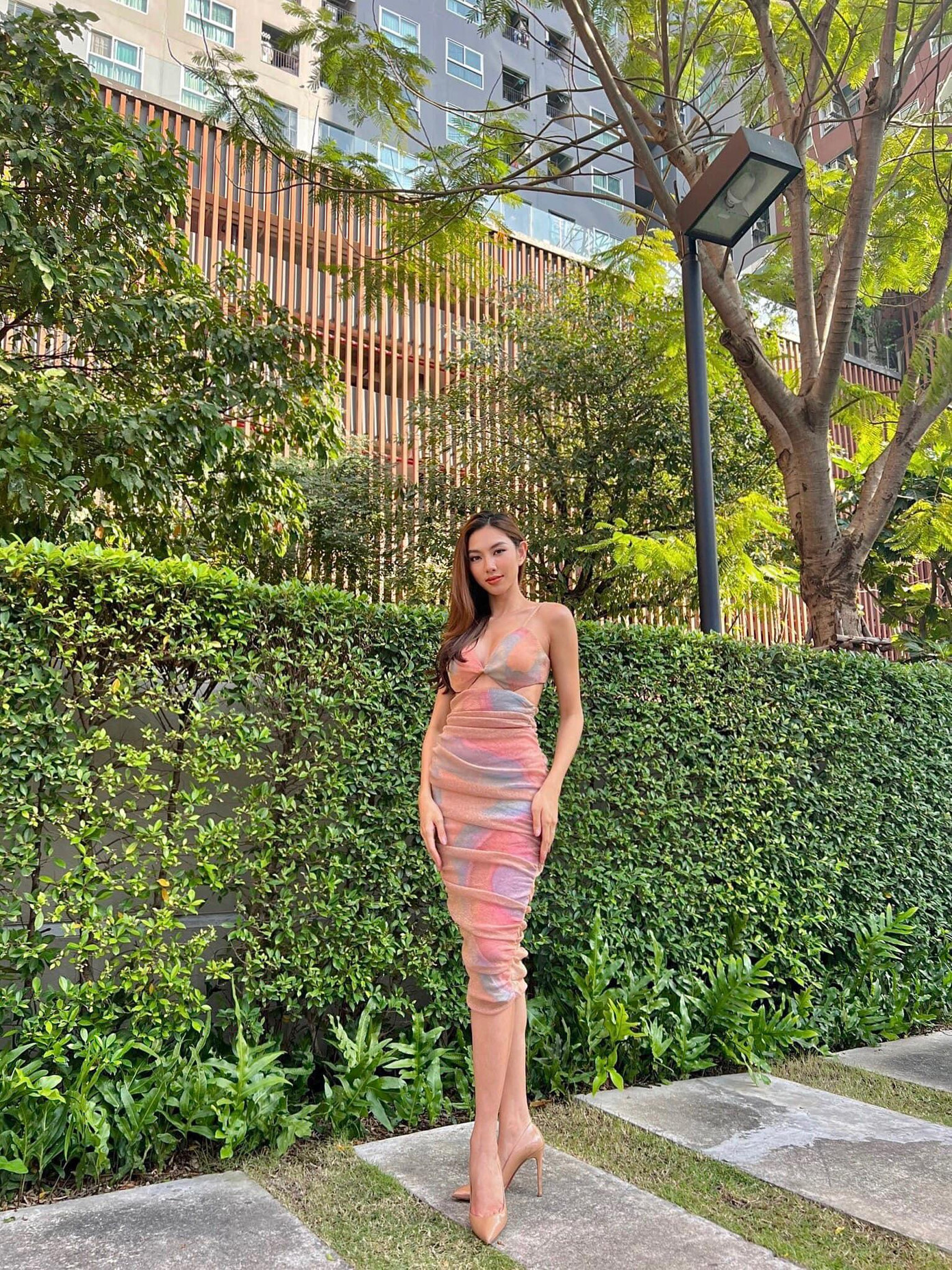 Stylist phụ trách trang phục của Thuỳ Tiên cũng cho biết đã chuẩn bị khoảng 30 bộ váy áo để chuyển sang cho cô ngay sau đêm Chung kết.