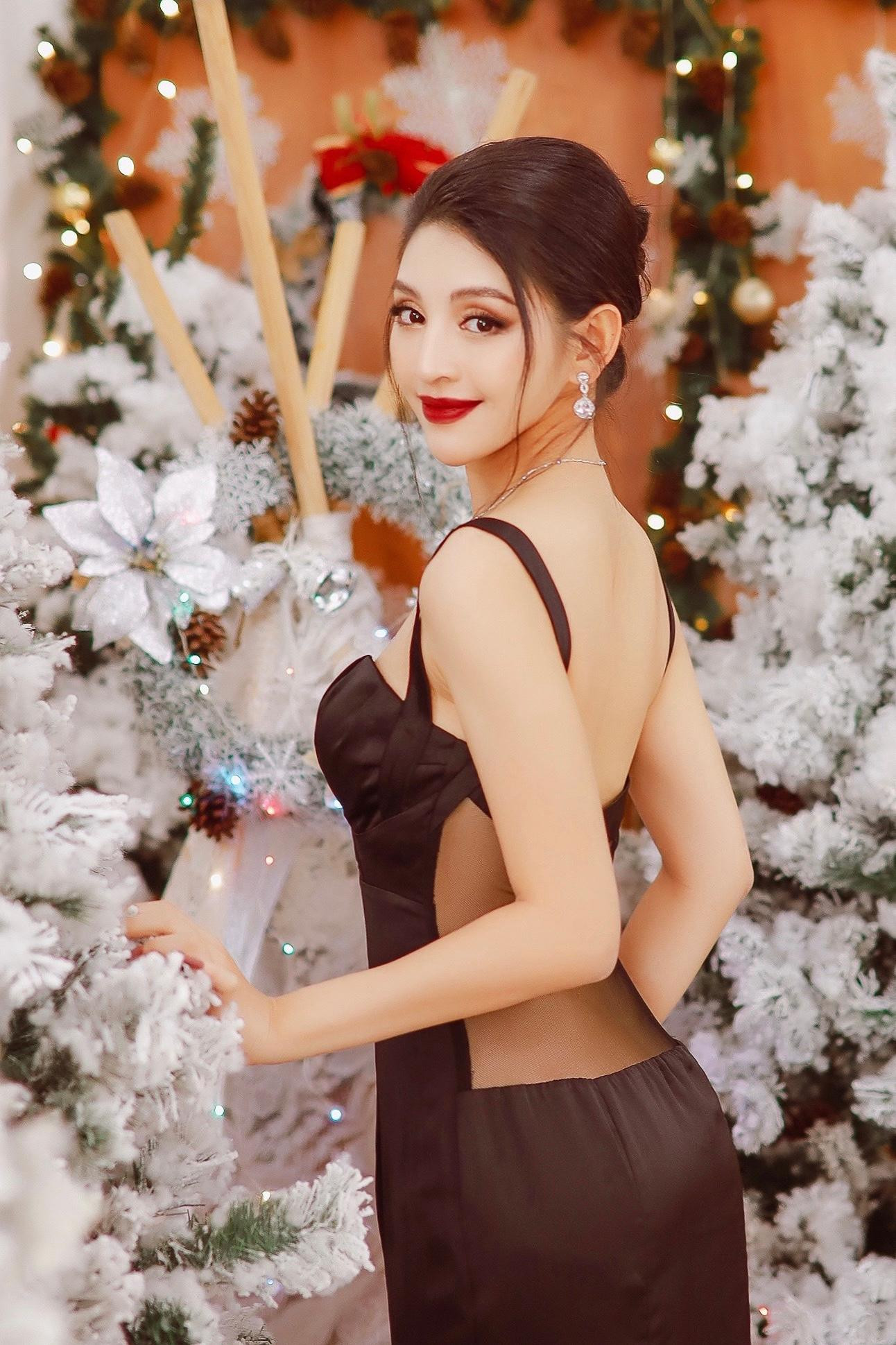 Thanh Tú là một người đẹp khá đa tài khi vừa có khả năng hát kèm vũ đạo điêu luyện.