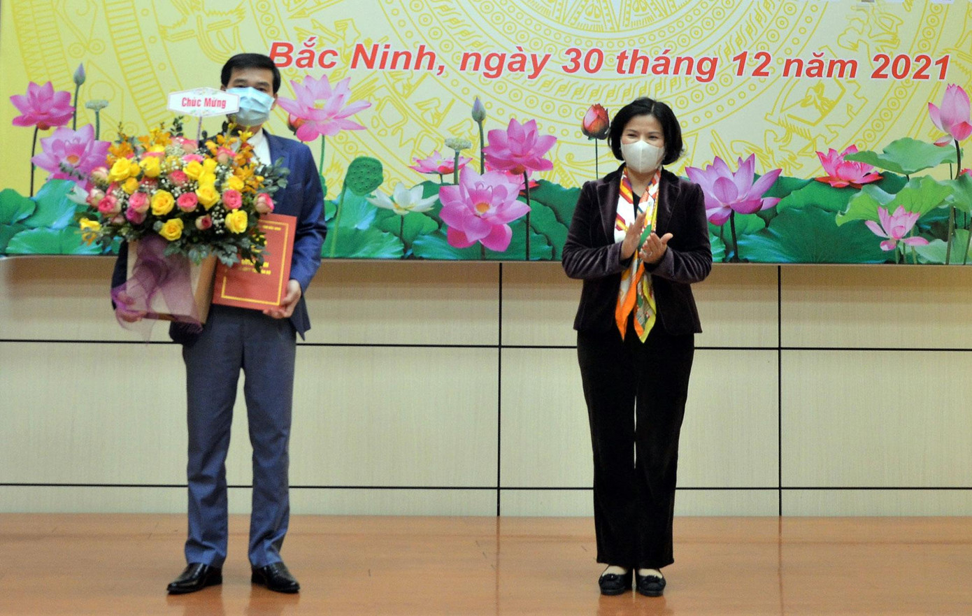 Chủ tịch UBND tỉnh Bắc Ninh Nguyễn Thị Hương Giang trao quyết định và chúc mừng đồng chí Nguyễn Ngọc Thịnh.