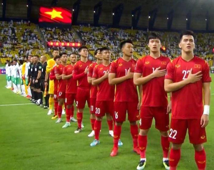 Khán giả và gia đình nhạc sĩ Văn Cao bức xúc khi ca khúc Tiến quân ca bị tắt tiếng vì e ngại bản quyền.