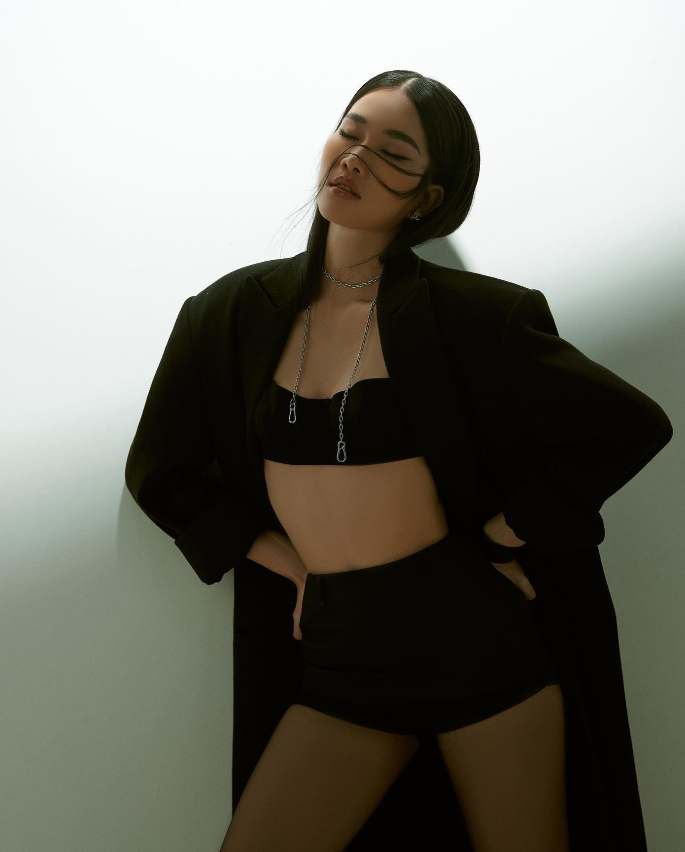 “Một trong những câu hỏi Phương Anh hay được nhận là để trở thành hoa - á hậu có cần phải theo nguyên tắc nào không? Câu trả lời là không. Không có công thức chung nào cho tất cả. Nhưng có một điều chắc chắn mình phải có, chính là sự tự tin với vẻ đẹp của mình. Thế hệ Gen Z các bạn rất giỏi, rất tự tin. Hãy tạo ra một định nghĩa mới về vẻ đẹp của mình. Có thể phá cách, nổi loạn một chút để bộc lộ cá tính, suy nghĩ và những giá trị tiềm ẩn bên trong mình”- Phương Anh nói.