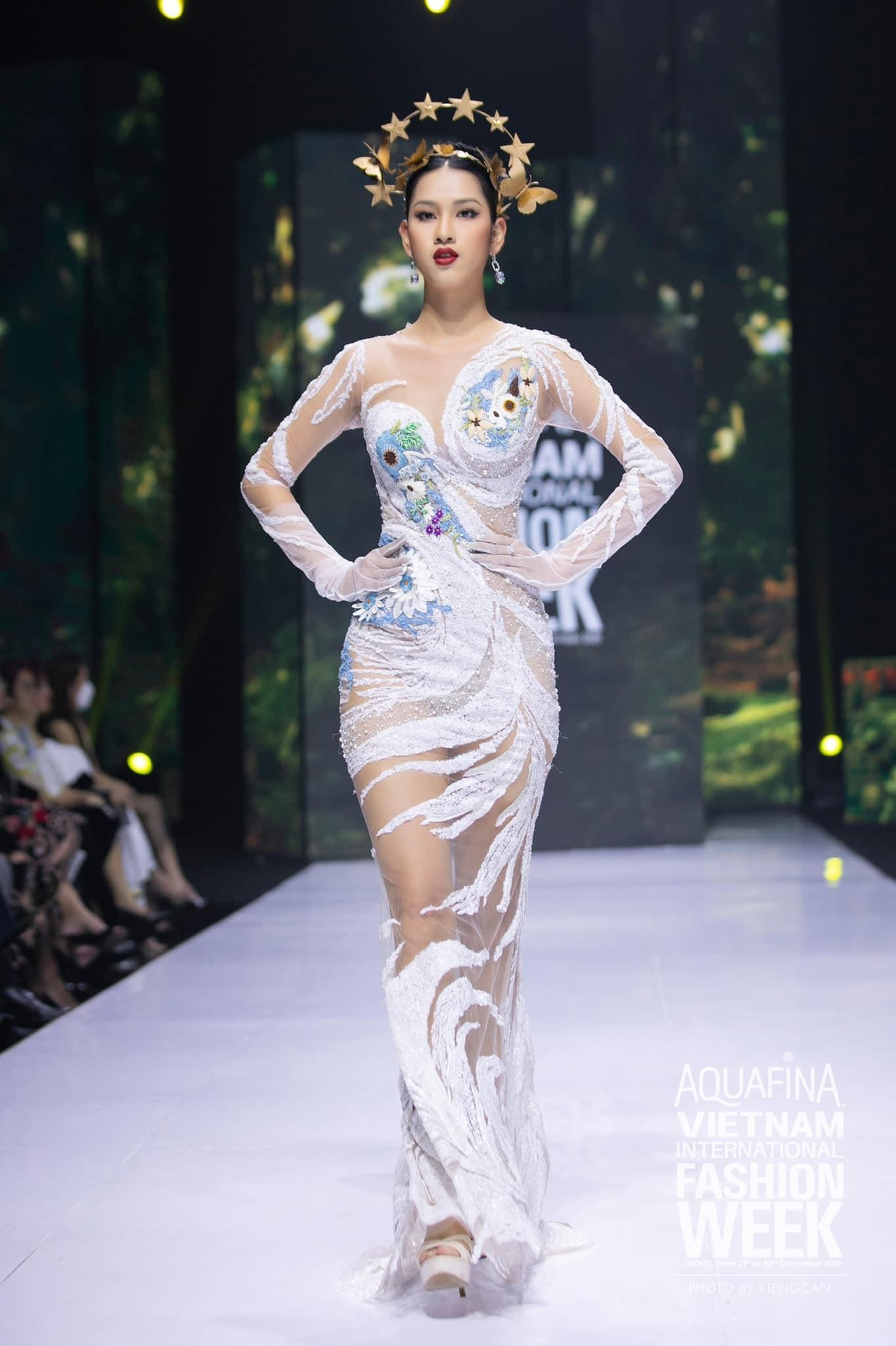 Người đẹp Áo dài Tường Vy lần đầu sải bước tại Tuần lễ Thời trang Quốc tế Việt Nam.