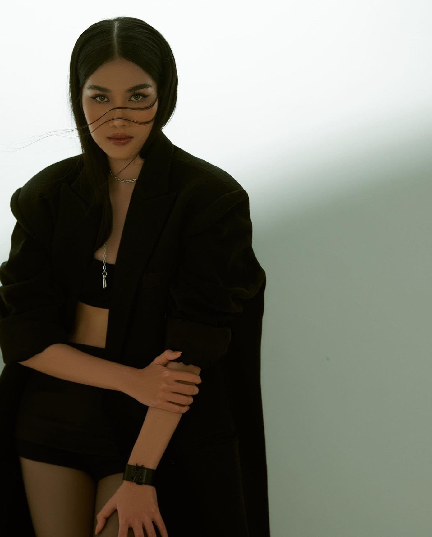 Có thể thấy, đây là hình ảnh mới lạ khác hẳn phong cách ngọt ngào, thanh lịch, nhẹ nhàng trước đó của cô.