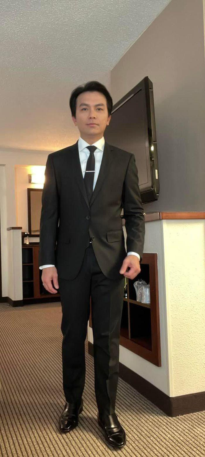 Mạnh Quỳnh luôn mặc vest đen, sơ mi trắng, thắt cà vạt đen khi lên sân khấu biểu diễn như một cách "chịu tang" người bạn tri kỉ Phi Nhung. Mạnh Quỳnh luôn mặc vest đen, sơ mi trắng, thắt cà vạt đen khi lên sân khấu biểu diễn như một cách "chịu tang" người bạn tri kỉ Phi Nhung.