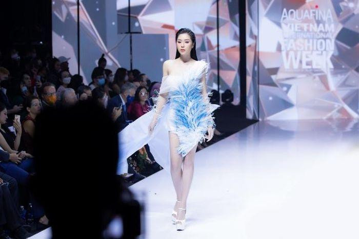 Tại sự kiện Vietnam International Fashion Week 2021, Tô Diệp Hà cũng lần đầu thử sức trên sàn diễn thời trang và làm vedette.