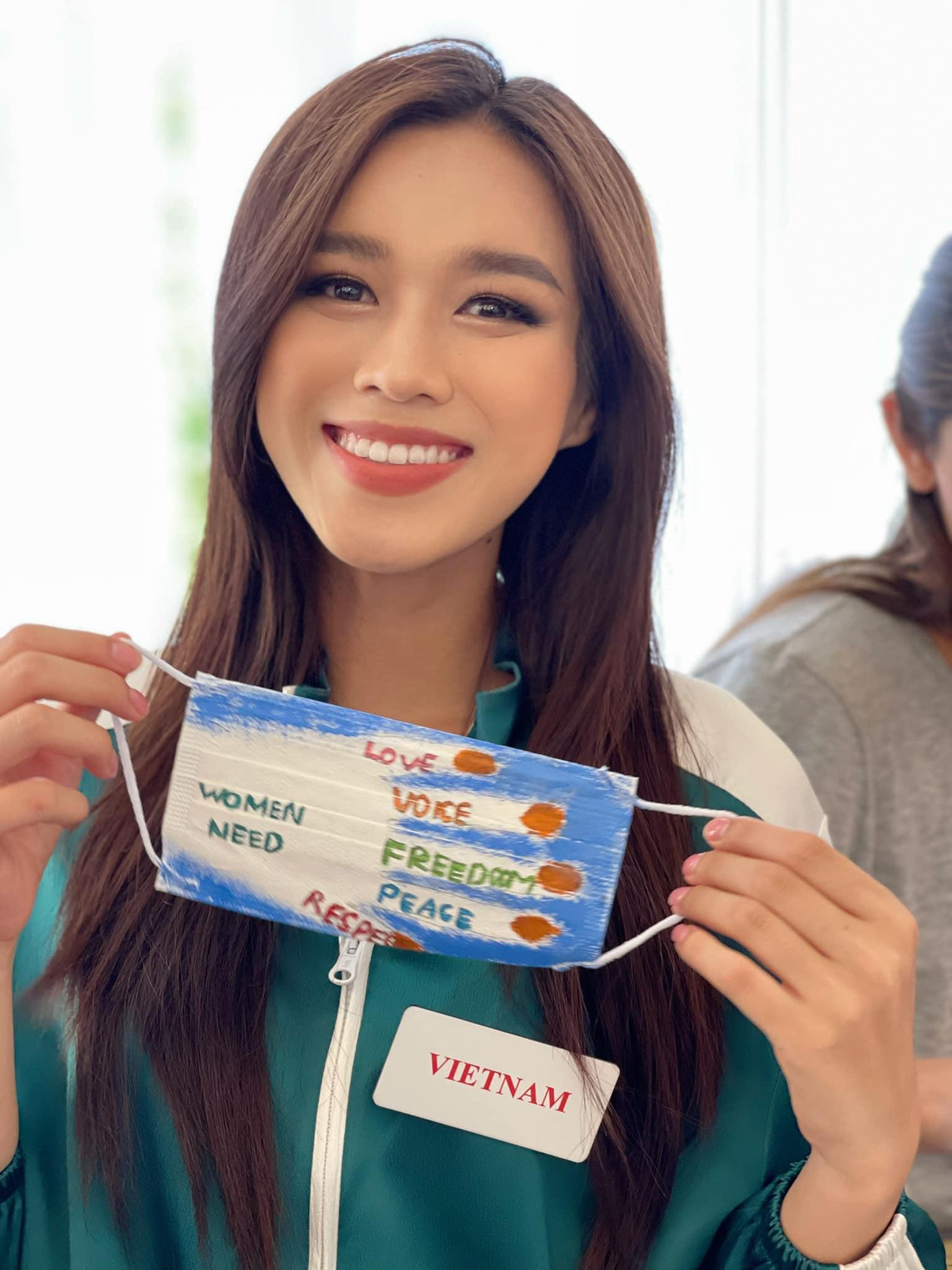 “Mình thì không giỏi vẽ lắm nên chỉ biết nhìn xem xung quanh mình cái gì dễ vẽ nhất và… thấy rồi: Là bàn tay mình chứ còn gì nữa. Và để làm giảm sự đơn điệu thì mình viết thêm những thông điệp mình muốn nói và vẽ thôi. Bé vẽ không đẹp nhưng ngồi 30 phút và làm bằng cả tấm lòng nên mong mọi người yêu thích...”- Hoa hậu Đỗ Thị Hà nhắn nhủ.