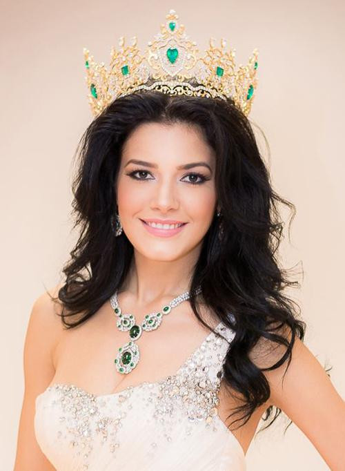 Người đẹp Janelee Chaparro đến từ Puerto Rico là mỹ nhân đầu tiên đăng quang cuộc thi Miss Grand International năm 2013. Đêm chung kết diễn ra tối 19/11 tại Impact Arena ở Bangkok, Thái Lan. Người đẹp sinh năm 1991 là người mẫu nổi tiếng Puerto Rico. Cô cao 1,7 m và từng dự thi Hoa hậu Thế giới 2012 nhưng chỉ dừng chân ở Top 30. Ngoài vương miện Hoa hậu, người đẹp Janelee Chaparro sẽ nhận được 30.000 USD tiền mặt cùng một căn hộ ở thủ đô Bangkok trong 1 năm đương nhiệm. Cô cũng sẽ là người phát ngôn cho chiến dịch Stop The War (hãy dừng chiến tranh), chủ đề của cuộc thi năm đó.