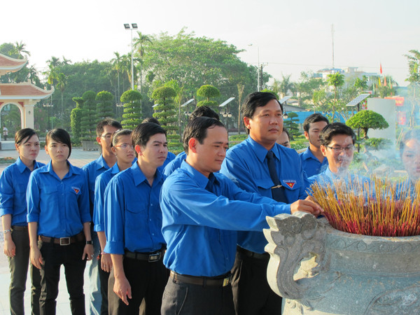 Ban Thường vụ dâng hương