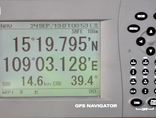 Máy đo tọa độ điện tử hiển thị trong khoang buồng lái. Theo lãnh đạo Bộ Quốc phòng, việc đầu tư tàu và xây trạm cứu nạn ở đảo Lý Sơn vì vùng biển này có vị trí phát triển kinh tế xã hội, an ninh quốc phòng. Đây cũng là địa phương có đội tàu xa bờ 