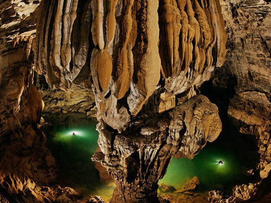 Thạch nhũ và hồ nước trong hang. Thạch nhũ và hồ nước trong hang