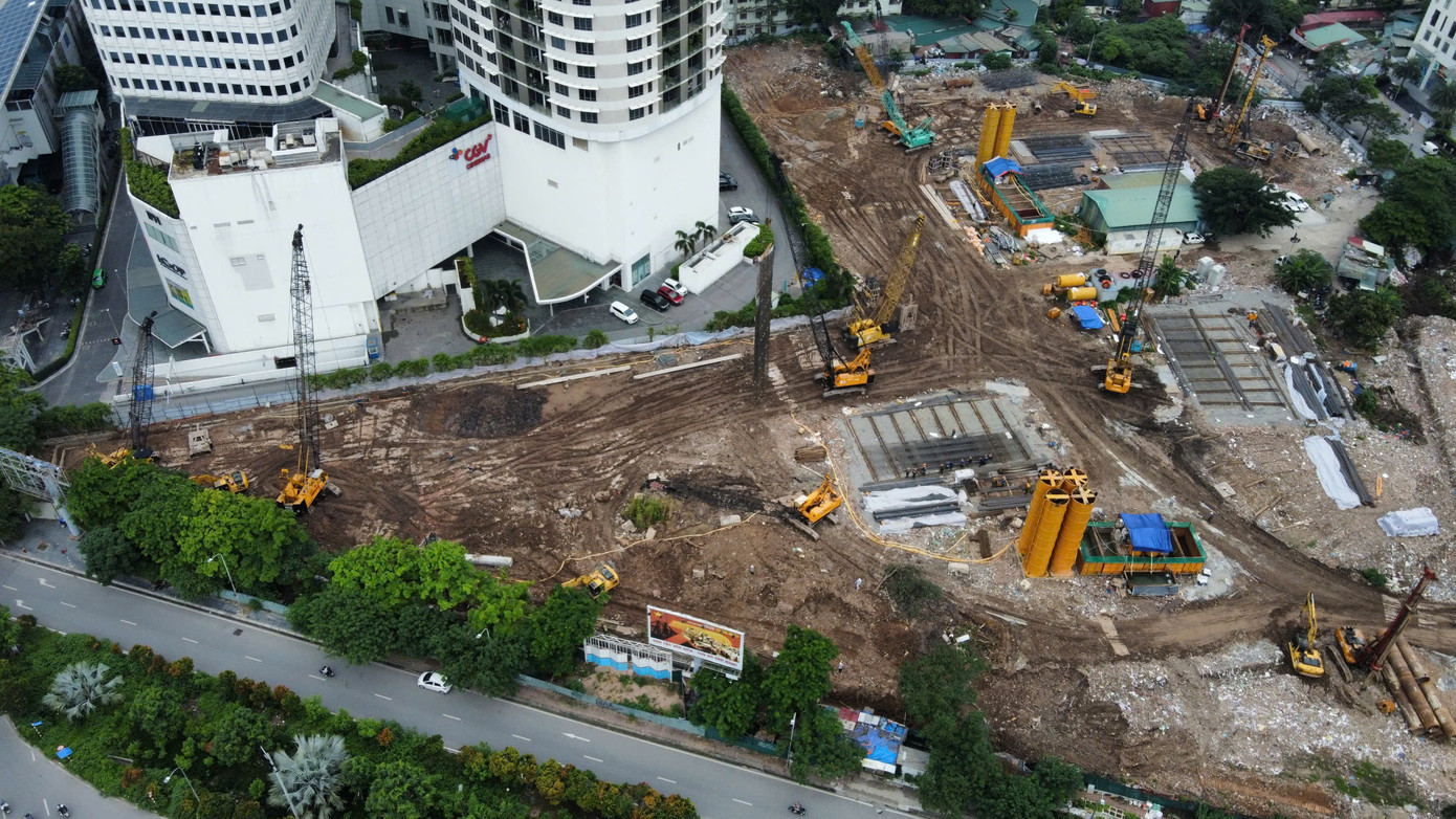 Dự án A2-1 nói trên còn được biết đến với tên tổ hợp căn hộ chung cư cao cấp, căn hộ dịch vụ và trung tâm thương mại Constrexim Complex, được Hà Nội cấp Giấy chứng nhận đầu tư vào tháng 7/2012 đối với CTX Holdings. Khu đất dự án từng là chợ tạm nông sản Dịch Vọng Hậu, đã giải phóng mặt bằng từ 2019, song nhiều năm sau đó không triển khai do liên quan đến vấn đề giao đất và điều chỉnh chủ trương đầu tư. Dự án A2-1 nói trên còn được biết đến với tên tổ hợp căn hộ chung cư cao cấp, căn hộ dịch vụ và trung tâm thương mại Constrexim Complex, được Hà Nội cấp Giấy chứng nhận đầu tư vào tháng 7/2012 đối với CTX Holdings. Khu đất dự án từng là chợ tạm nông sản Dịch Vọng Hậu, đã giải phóng mặt bằng từ 2019, song nhiều năm sau đó không triển khai do liên quan đến vấn đề giao đất và điều chỉnh chủ trương đầu tư.