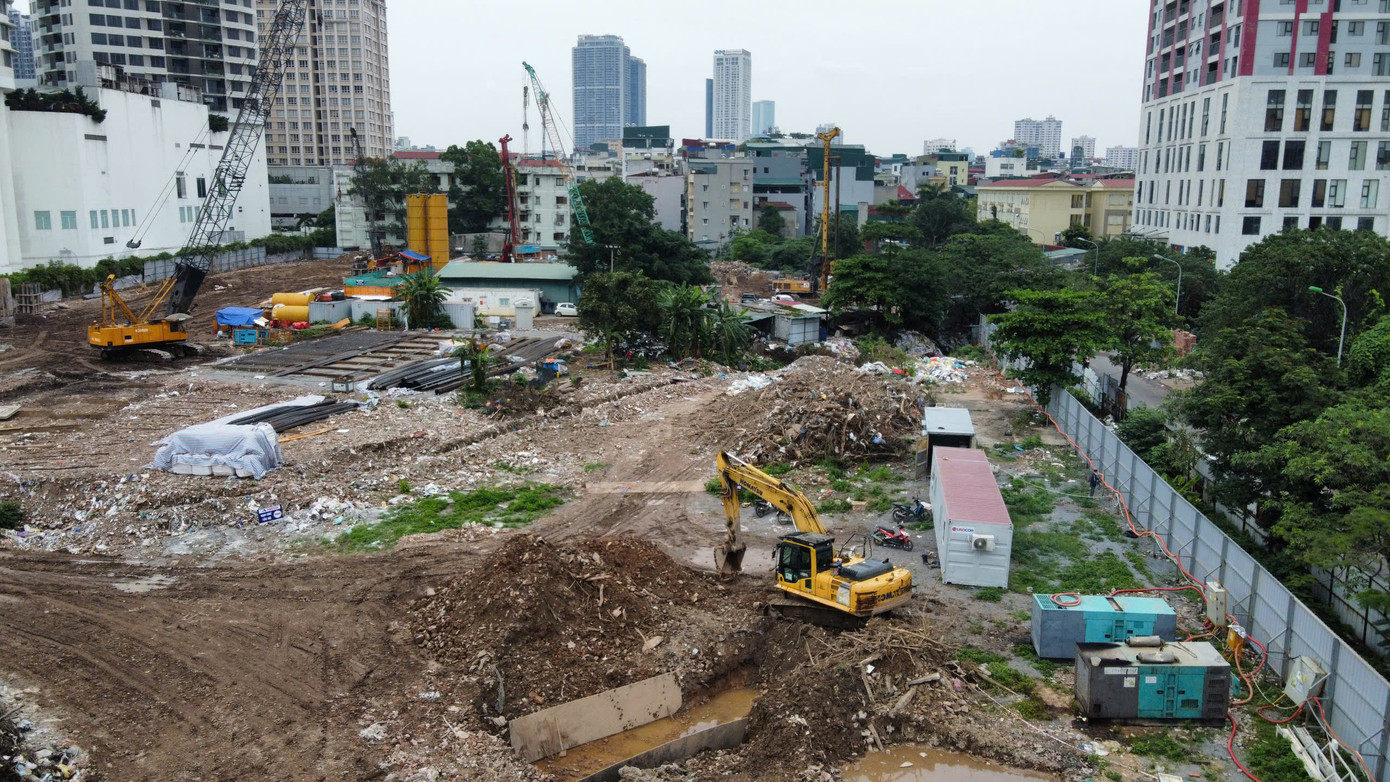 Khu đất dự án từng là chợ tạm nông sản Dịch Vọng Hậu, đã giải phóng mặt bằng từ 2019, song nhiều năm sau đó không triển khai do liên quan đến vấn đề giao đất và điều chỉnh chủ trương đầu tư.