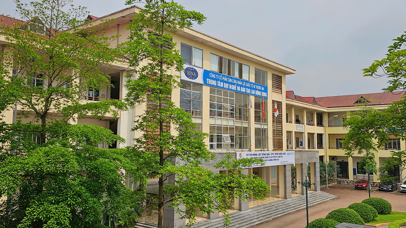 Trường được Bộ Lao động - Thương binh và Xã hội (nay là Bộ Nội vụ) đầu tư hơn 6 triệu USD bằng nguồn vốn ngân sách Nhà nước, xây dựng trên diện tích 40.000 m2 với khả năng đào tạo được khoảng hơn 2.000 học viên/năm.