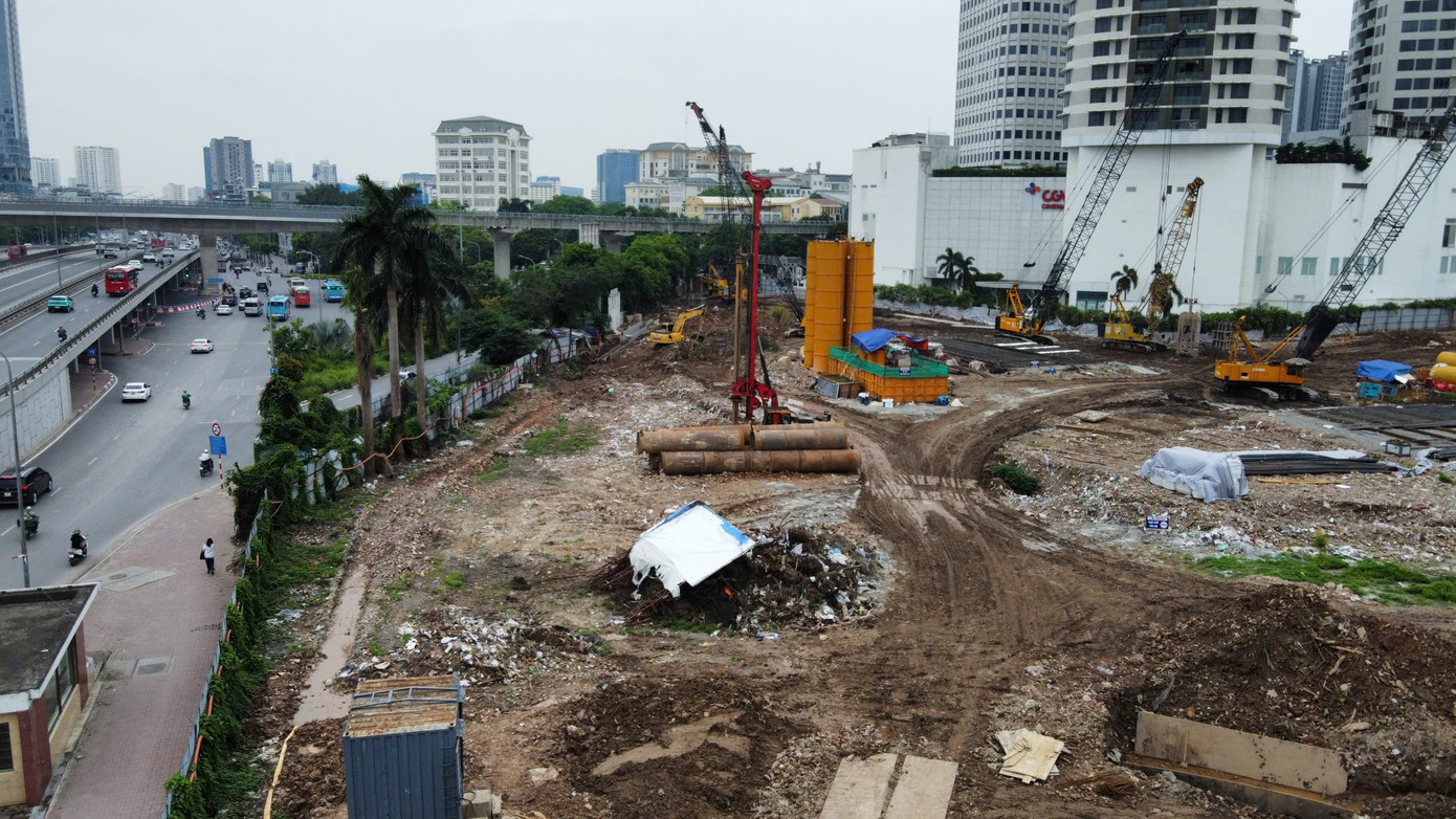 Mới đây, HĐQT Tổng CTCP Đầu tư Xây dựng và Thương mại Việt Nam (CTX Holdings) công bố nghị quyết về việc chuyển nhượng toàn bộ dự án này. Doanh nghiệp cũng đồng ý nội dung dự thảo thỏa thuận đặt cọc nhận chuyển nhượng dự án A2. Tuy nhiên, giá trị thương mại không được tiết lộ. Mới đây, HĐQT Tổng CTCP Đầu tư Xây dựng và Thương mại Việt Nam (CTX Holdings) công bố nghị quyết về việc chuyển nhượng toàn bộ dự án này. Doanh nghiệp cũng đồng ý nội dung dự thảo thỏa thuận đặt cọc nhận chuyển nhượng dự án A2. Tuy nhiên, giá trị thương mại không được tiết lộ.