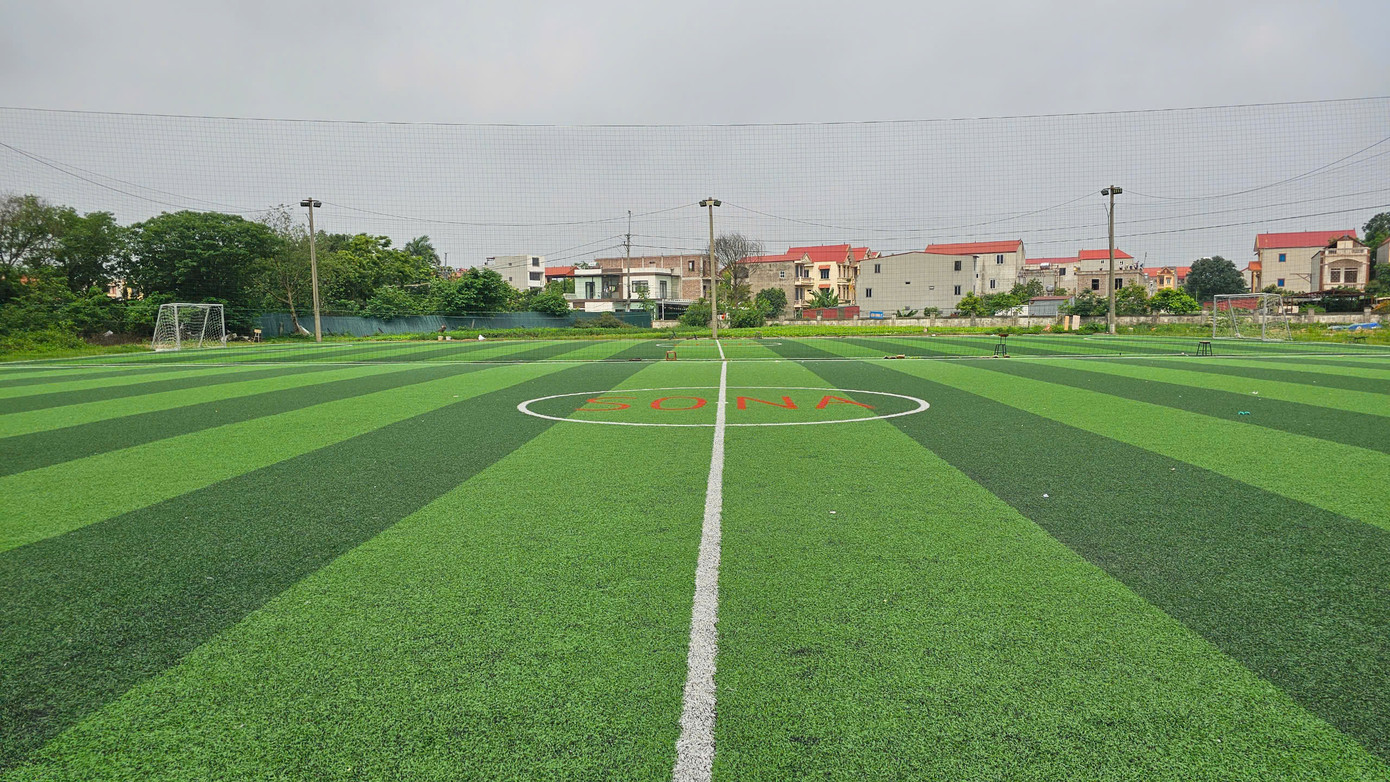 Phía sau ký túc xá là khu thể thao.