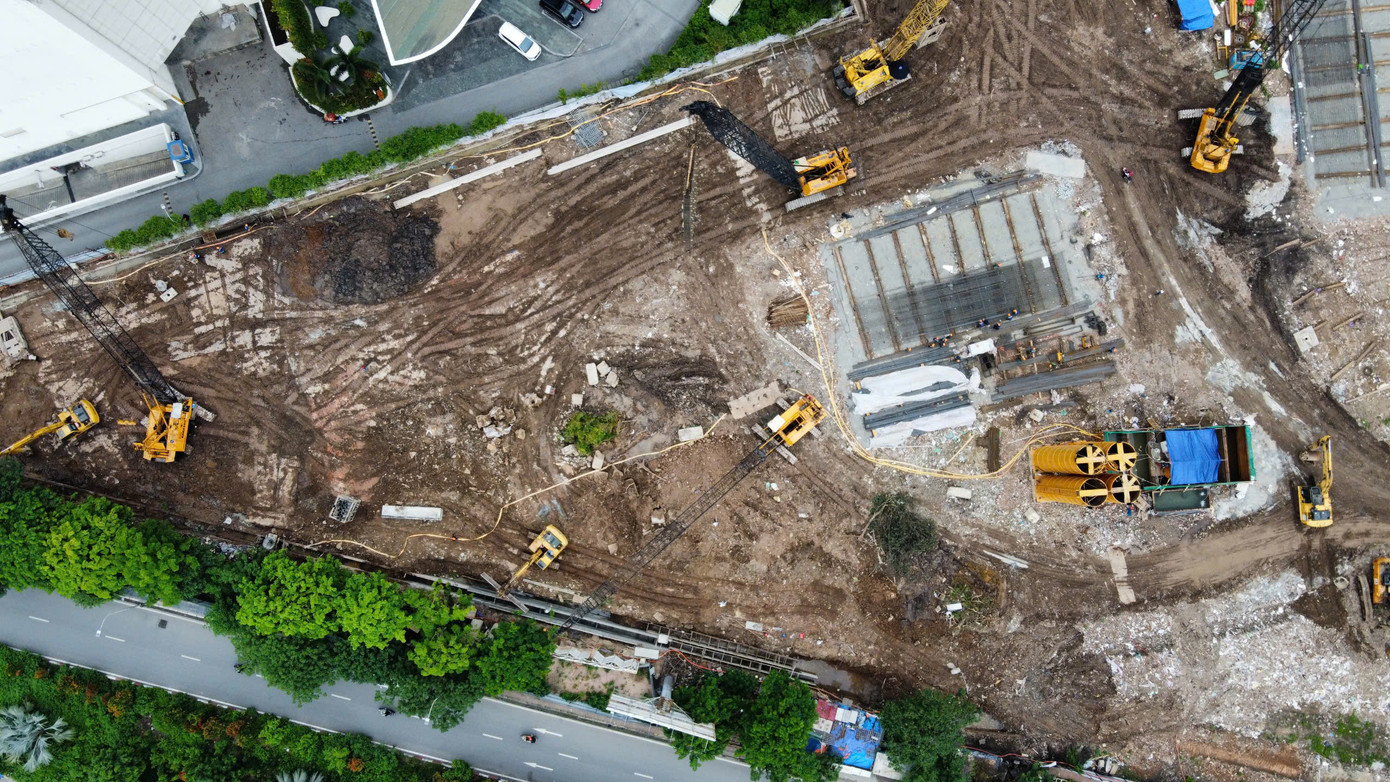 Theo ghi nhận của PV, dự án tại khu "đất vàng" của quận Cầu Giấy quây tôn bỏ hoang nhiều năm qua nay có dấu hiệu "hồi sinh" khi có nhiều công nhân, máy móc thi công bên trong.