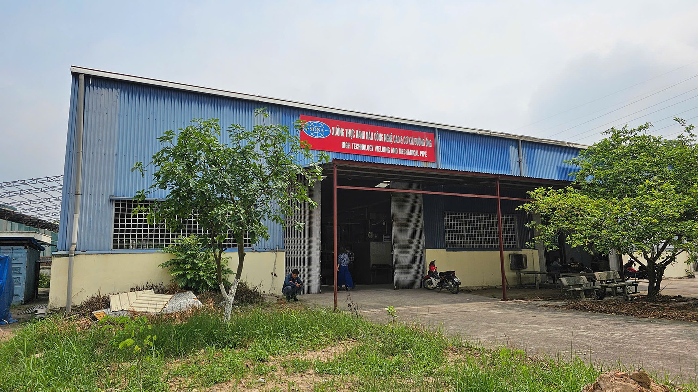 Bên trong khuôn viên trường có khu giảng đường và văn phòng làm việc, phòng học thực hành, phòng lab, thư viện, hội trường...