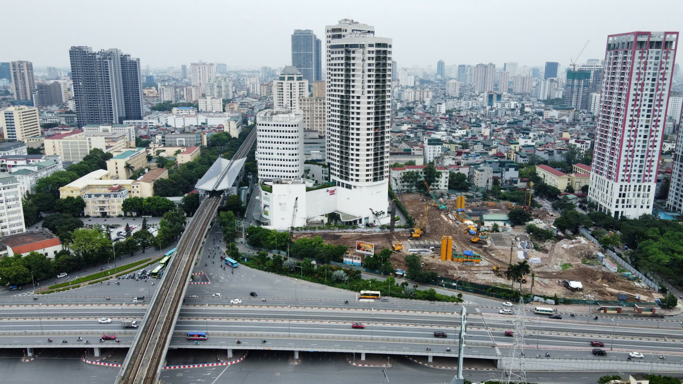 Dự án đầu tư xây dựng tổ hợp công trình Trung tâm thương mại, căn hộ và văn phòng tại lô đất A1-2 tại Khu đô thị mới Cầu Giấy, Hà Nội cũng có động thái khởi động lại khi sang tay chủ mới sau nhiều năm ôm đất bỏ hoang. Dự án đầu tư xây dựng tổ hợp công trình Trung tâm thương mại, căn hộ và văn phòng tại lô đất A1-2 tại Khu đô thị mới Cầu Giấy, Hà Nội cũng có động thái khởi động lại khi sang tay chủ mới sau nhiều năm ôm đất bỏ hoang.