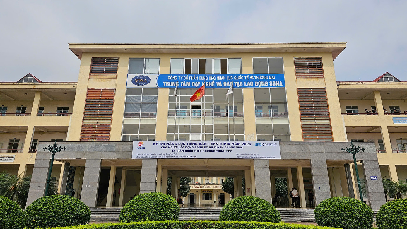 Công ty Hoàng Long và Công ty SONA không được tham gia chương trình đưa người lao động Việt Nam đi làm việc trong ngành nông nghiệp tại Úc sau khi lãnh đạo 2 doanh nghiệp này bị bắt. Trong ảnh: Trung tâm dạy nghề và đào tạo lao động SONA (địa chỉ tại thôn Do Hạ, xã Tiền Phong, huyện Mê Linh, Hà Nội) Công ty Hoàng Long và Công ty SONA không được tham gia chương trình đưa người lao động Việt Nam đi làm việc trong ngành nông nghiệp tại Úc sau khi lãnh đạo 2 doanh nghiệp này bị bắt. Trong ảnh: Trung tâm dạy nghề và đào tạo lao động SONA (địa chỉ tại thôn Do Hạ, xã Tiền Phong, huyện Mê Linh, Hà Nội)