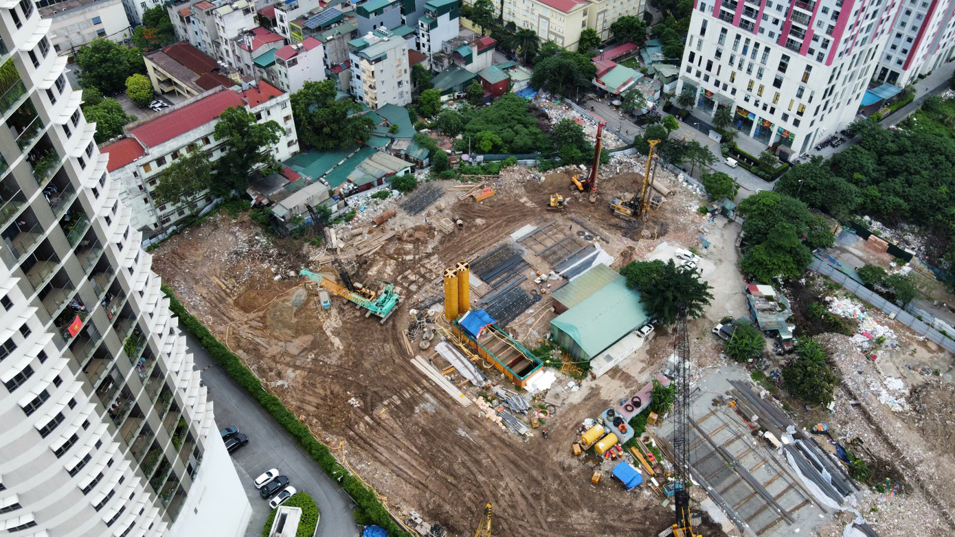 Theo giới thiệu của chủ đầu tư, Constrexim Complex là tổ hợp căn hộ chung cư cao cấp, căn hộ dịch vụ và trung tâm thương mại gồm 5 khối công trình cao từ 38 - 45 tầng và 3 tầng hầm.