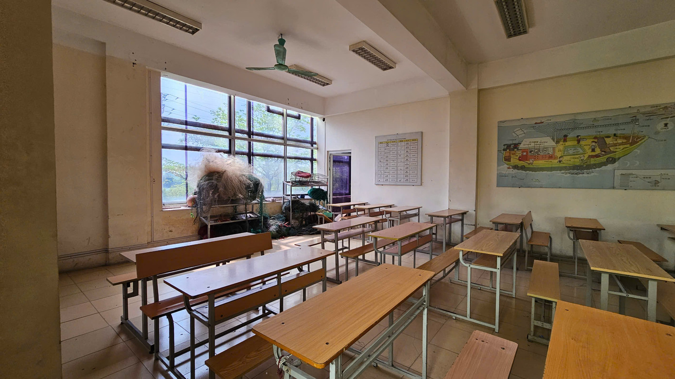 Bên trong khuôn viên trường có khu giảng đường và văn phòng làm việc, phòng học thực hành, phòng lab, thư viện, hội trường...