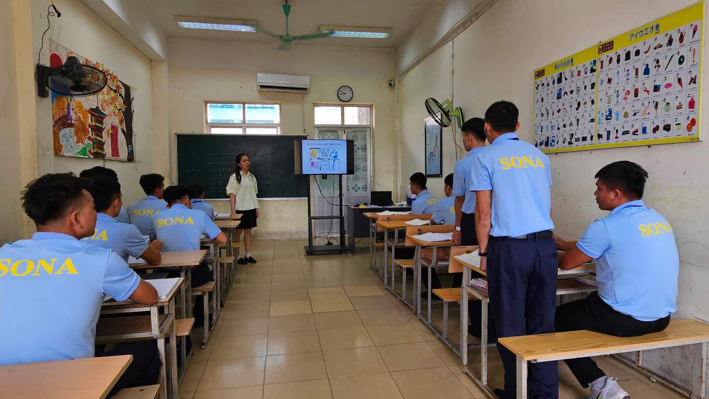 Bên trong khuôn viên trường có khu giảng đường và văn phòng làm việc, phòng học thực hành, phòng lab, thư viện, hội trường...