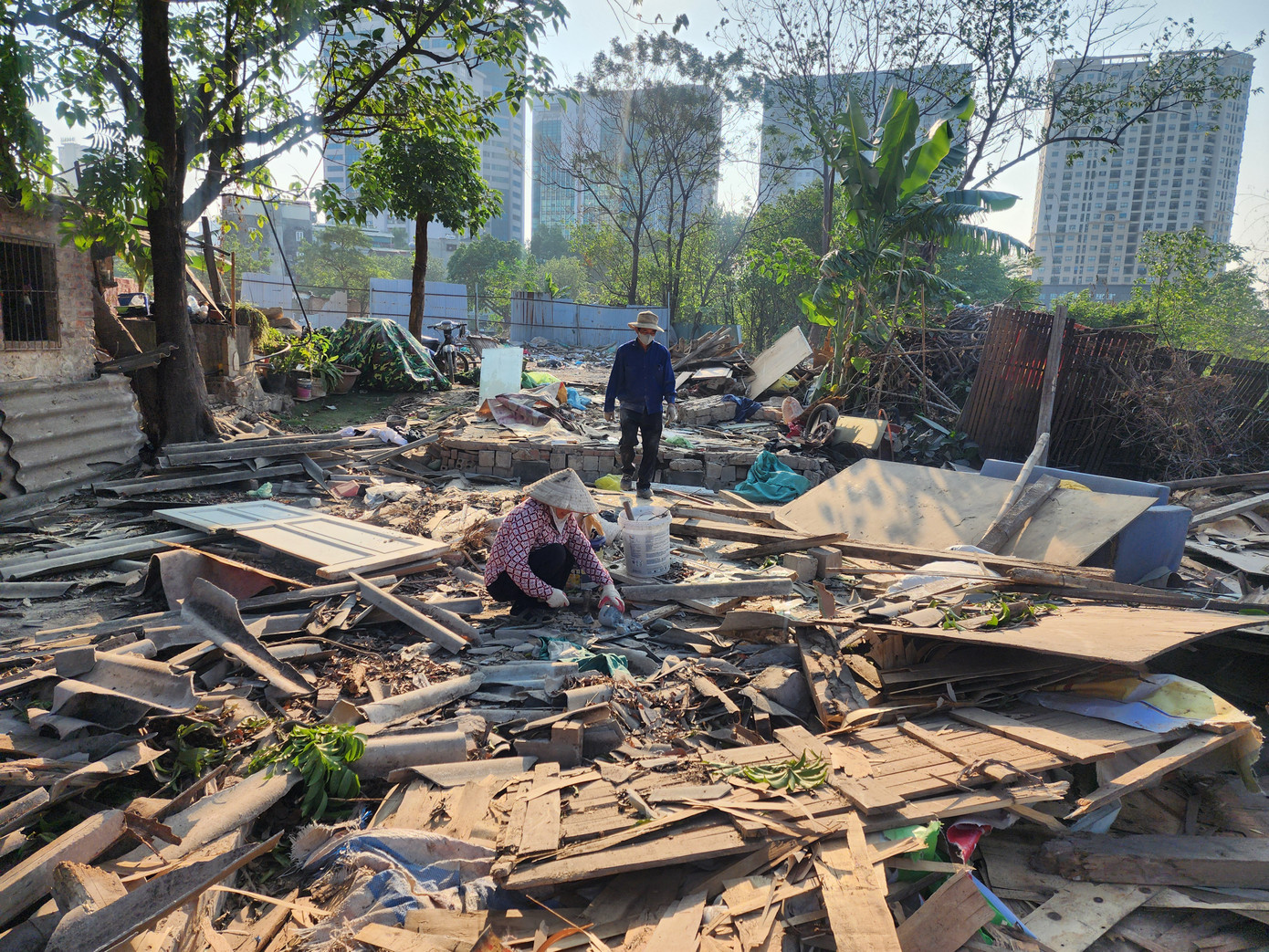 Người dân thu dọn một số khu vực thuộc khu đất cưỡng chế.