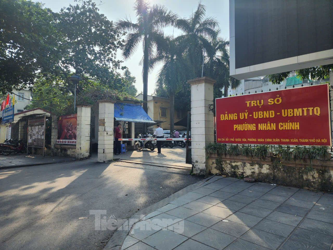 Cùng với tuyến phố Ngụy Như Kom Tum, Trụ sở Đảng ủy - UBND phường Nhân Chính cũng sẽ được đầu tư cải tạo. Cùng với tuyến phố Ngụy Như Kom Tum, Trụ sở Đảng ủy - UBND phường Nhân Chính cũng sẽ được đầu tư cải tạo.