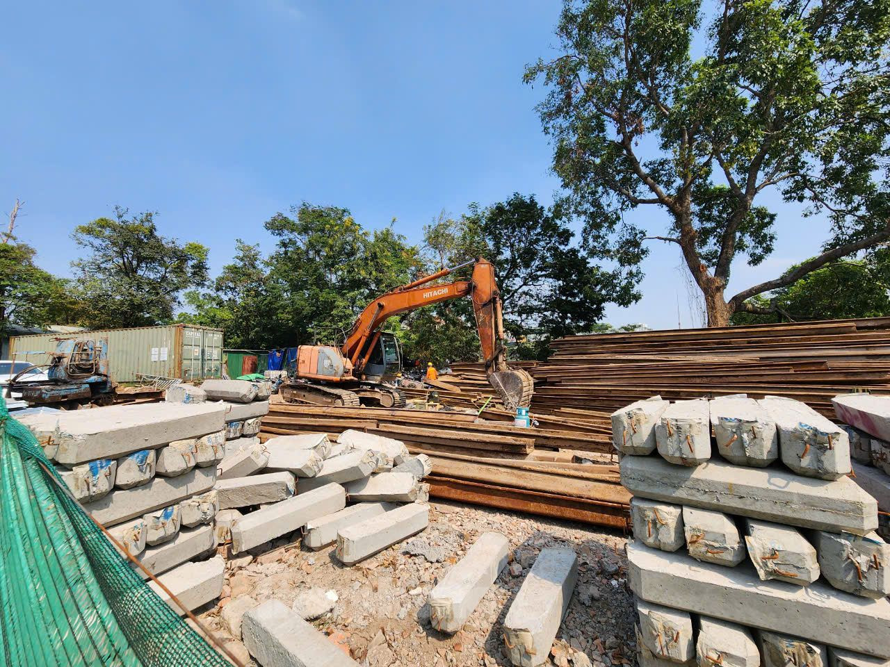 Dẻo đất cũng được tận dụng làm điểm tập kết vật liệu xây dựng để triển khai dự án gần đó.