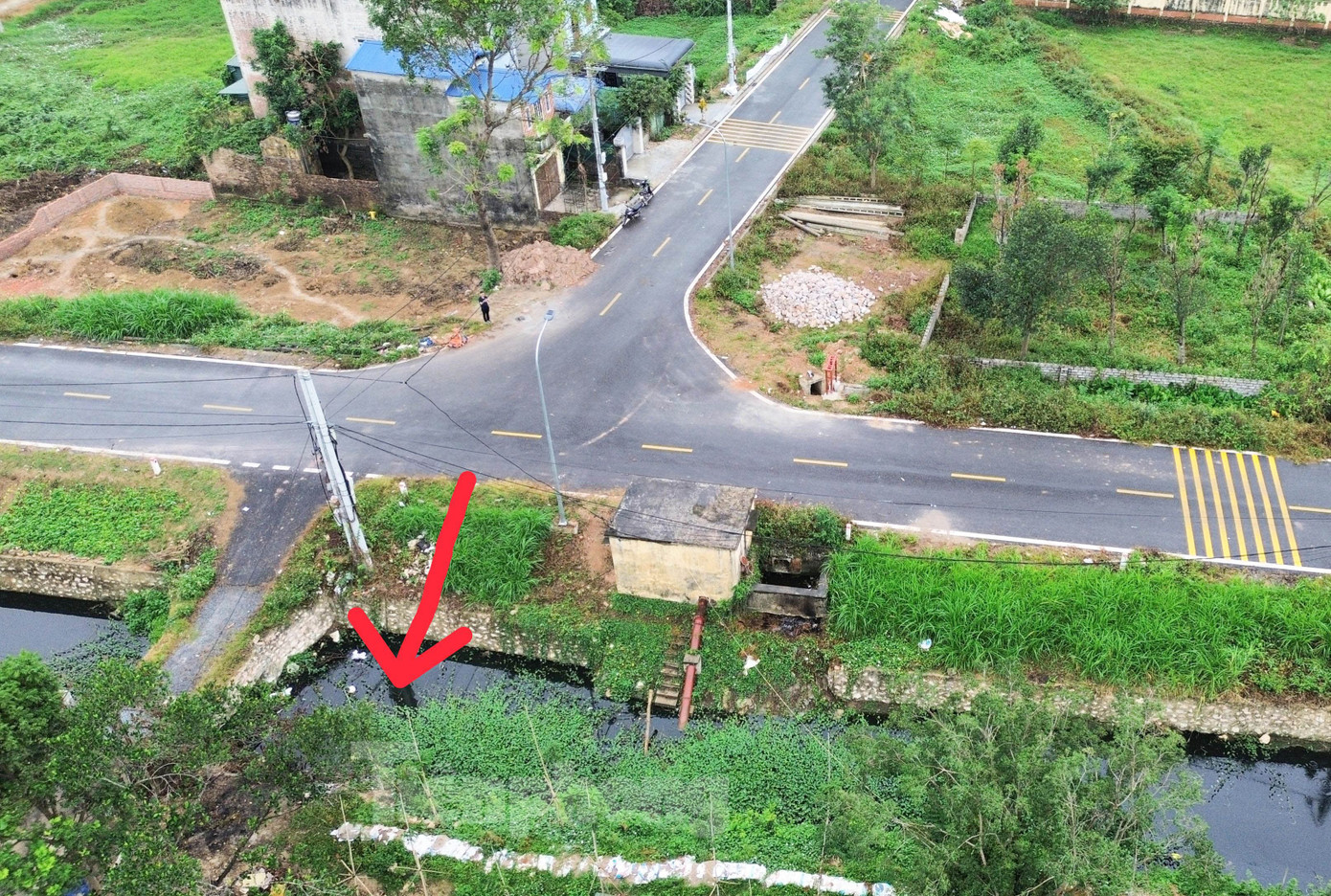 Tối 24/11, người dân phát hiện 4 nạn nhân cùng xe máy nằm dưới mương nước gần Trường Tiểu học Đồng Lạc (xã Đồng Lạc, huyện Chương Mỹ). Vụ tai nạn đã làm 4 người tử vong. Các nạn nhân đều trú tại xã Hồng Phong, huyện Chương Mỹ (ảnh: Mũi tên đỏ, là nơi phát hiện 4 nạn nhân).