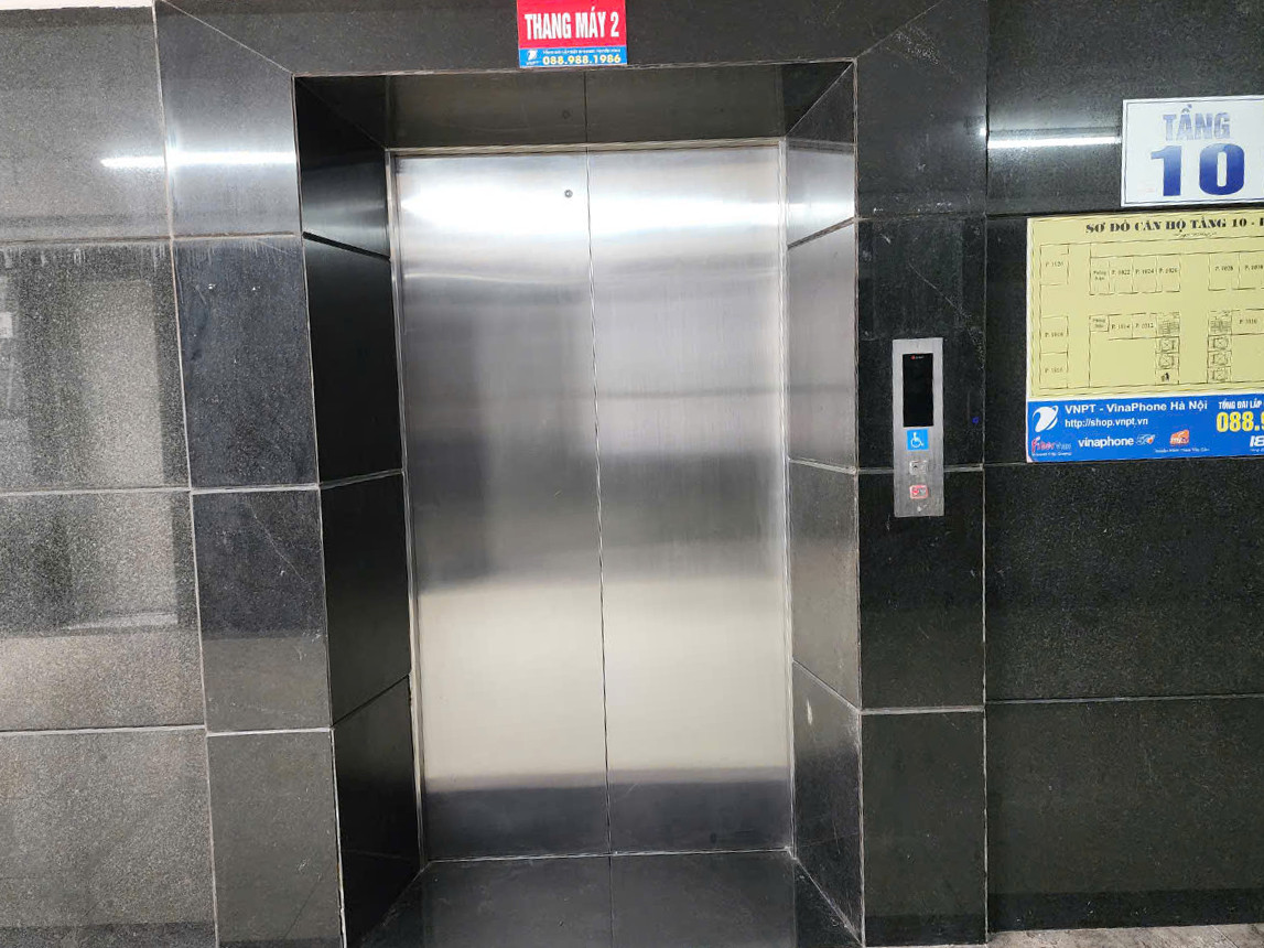 Bà Tuyết nhớ lại, cách đây hơn 1 tháng, bà sử dụng thang máy máy số 2 để lên nhà, khi thang vận hành đến tầng 9 thì đột ngột dừng lại, rồi rơi trượt xuống tầng 6. Trong thang máy lúc này chỉ có mình bà. Bà Tuyết đã bấm chuông cứu hộ, nhưng phải 30 phút sau bảo vệ mới hỗ trợ mở cửa ra được. Một lần khác, bà cũng gặp cảnh thang đi lên tầng rồi trôi xuống tầng 6, thang rung lắc dữ dội. “Bây giờ, mỗi lần đi thang máy, tôi phải tránh cái thang số 2 đó ra, chờ thang khác. Mất thêm chút thời gian cũng được, sợ lắm”, bà Tuyết nói đến giờ vẫn ám ảnh, sợ hãi. Bà Tuyết nhớ lại, cách đây hơn 1 tháng, bà sử dụng thang máy máy số 2 để lên nhà, khi thang vận hành đến tầng 9 thì đột ngột dừng lại, rồi rơi trượt xuống tầng 6. Trong thang máy lúc này chỉ có mình bà. Bà Tuyết đã bấm chuông cứu hộ, nhưng phải 30 phút sau bảo vệ mới hỗ trợ mở cửa ra được. Một lần khác, bà cũng gặp cảnh thang đi lên tầng rồi trôi xuống tầng 6, thang rung lắc dữ dội. “Bây giờ, mỗi lần đi thang máy, tôi phải tránh cái thang số 2 đó ra, chờ thang khác. Mất thêm chút thời gian cũng được, sợ lắm”, bà Tuyết nói đến giờ vẫn ám ảnh, sợ hãi.