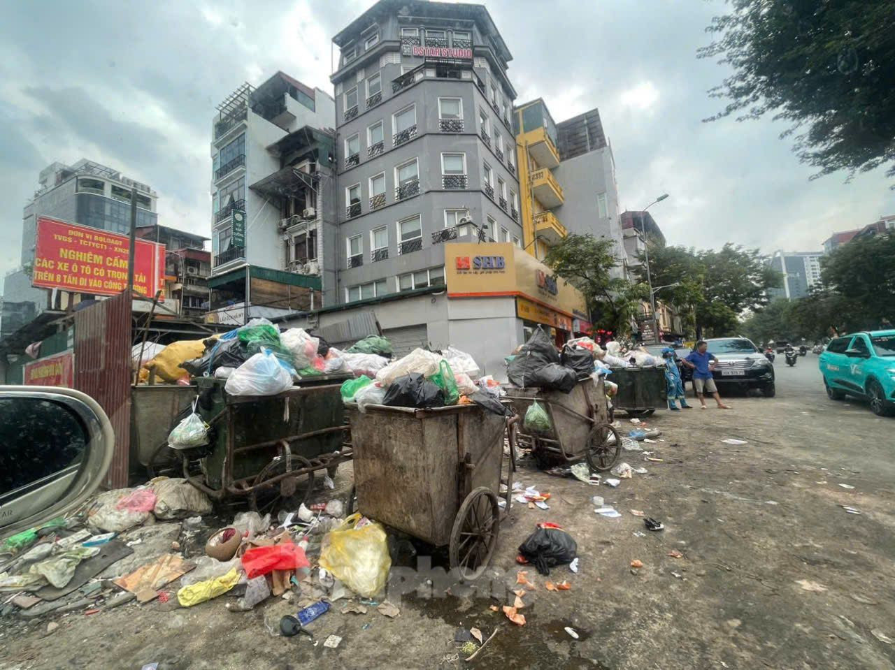 Theo phản ánh của người dân, từ nhiều năm nay khu vực đầu ngõ 34, ngõ 36 phố Giang Văn Minh (phường Kim Mã, quận Ba Đình) đã thành bãi tập kết rác thải, vật liệu xây dựng... ảnh hưởng đến sinh hoạt của người dân. "Ngày nắng, mùi hôi thối bốc lên từ những chiếc xe đầy rác khiến ai đi qua đây cũng phải ngao ngán. Thậm chí, rác còn vương vãi khắp đường. Trong khi đó, khu vực này tập trung nhiều dân cư và các tòa nhà văn phòng nhưng không hiểu sao chính quyền địa phương không xử lý dứt điểm", một người dân sống gần đó chia sẻ.