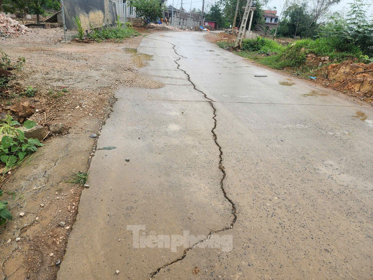 Một số khu vực mặt đê bị nứt dài vài chục mét.