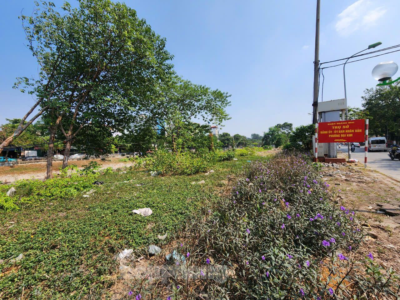 Để hạn chế ô nhiễm môi trường, trước đây phường Đại Kim đã kêu gọi xã hội hóa để trồng thêm nhiều loại hoa, nhờ đó tình trạng đổ trộm rác thải tại ô đất đã giảm nhiều. Tuy nhiên, công ty không "vừa ý" khiến người dân nhiều lần đề nghị chính quyền địa phương có ý kiến, vị lãnh đạo UBND phường Đại Kim thông tin.