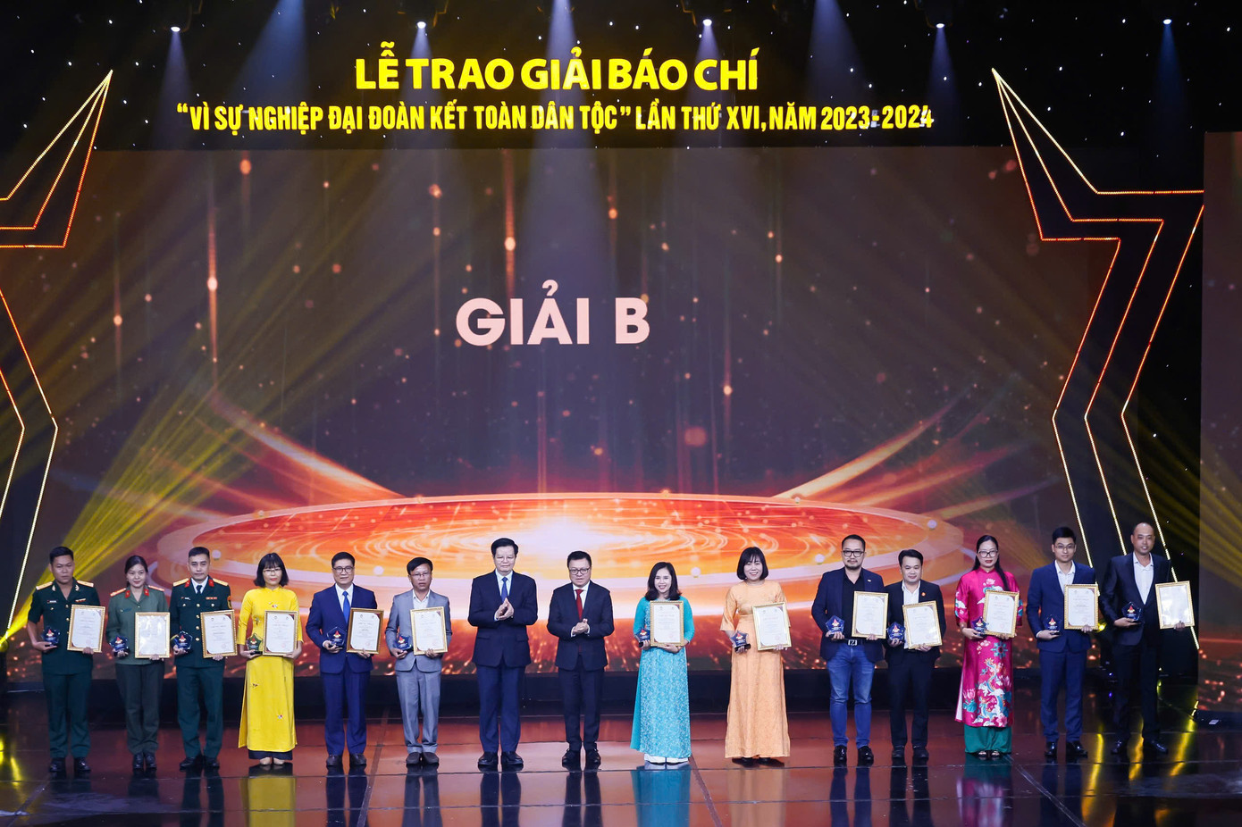 Ban tổ chức trao giải cho các tác giả đoạt Giải B. Ảnh: Quang Vinh