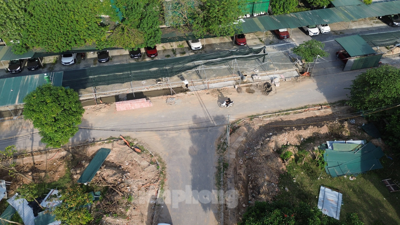 Tuy nhiên, thực tế không như ông Lợi nói. Tại bãi xe luôn có người trông giữ, hướng dẫn xe ra vào. Sáng ngày 11/11, chúng tôi vào bãi xe trên để gửi xe. Một người đàn ông đứng ra thu tiền cho biết, phí gửi xe ô tô là hơn 1 triệu đồng/tháng hoặc 50.000 đồng/lượt.