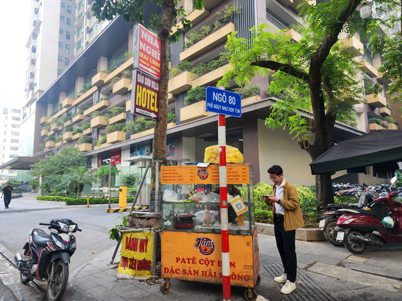 Vỉa hè trước ngõ 80 Ngụy Như Kom Tum biến thành quầy hàng ăn di động. Vỉa hè trước ngõ 80 Ngụy Như Kom Tum biến thành quầy hàng ăn di động.