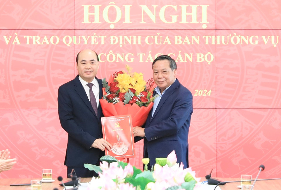 Phó Bí thư Thường trực Thành ủy Hà Nội Nguyễn Văn Phong (bên phải) trao quyết định cho ông Nguyễn Việt Phương. Phó Bí thư Thường trực Thành ủy Hà Nội Nguyễn Văn Phong (bên phải) trao quyết định cho ông Nguyễn Việt Phương.