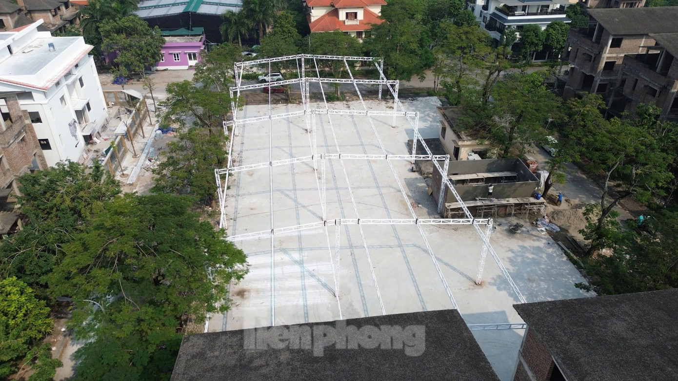 Bên cạnh sân pickleball Hoa Phượng là một sân pickleball khác đang được xây dựng cũng trên đất công viên, cây xanh. Khi chúng tôi hỏi về hướng xử lý với các sân pickleball này, ông Lợi chỉ nói rằng sẽ cho cán bộ kiểm tra.