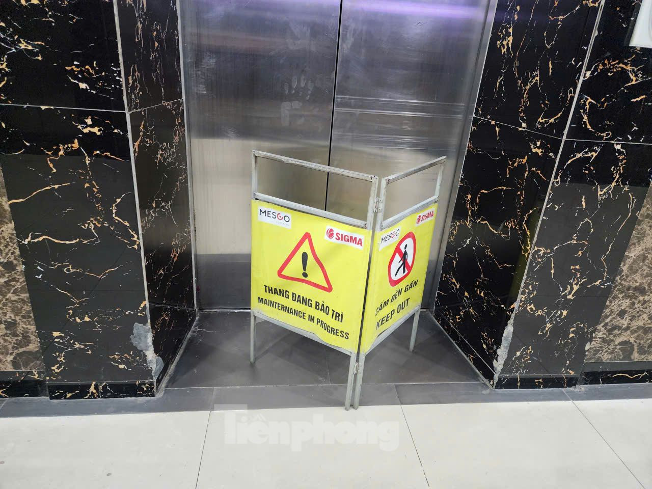 Một thang máy tại tòa nhà CT12B, khu đô thị Kim Văn - Kim Lũ dựng biển "Bảo trì". Một thang máy tại tòa nhà CT12B, khu đô thị Kim Văn - Kim Lũ dựng biển "Bảo trì".