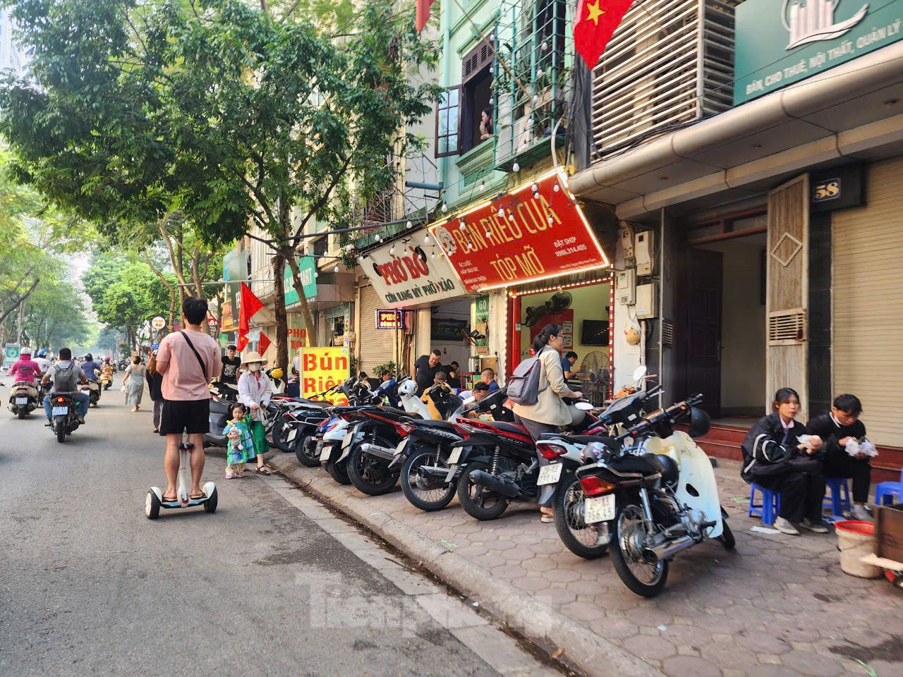 Vỉa hè bị lấn chiếm làm nơi đỗ xe, bán hàng khiến người đi bộ phải di chuyển dưới lòng đường. Vỉa hè bị lấn chiếm làm nơi đỗ xe, bán hàng khiến người đi bộ phải di chuyển dưới lòng đường.