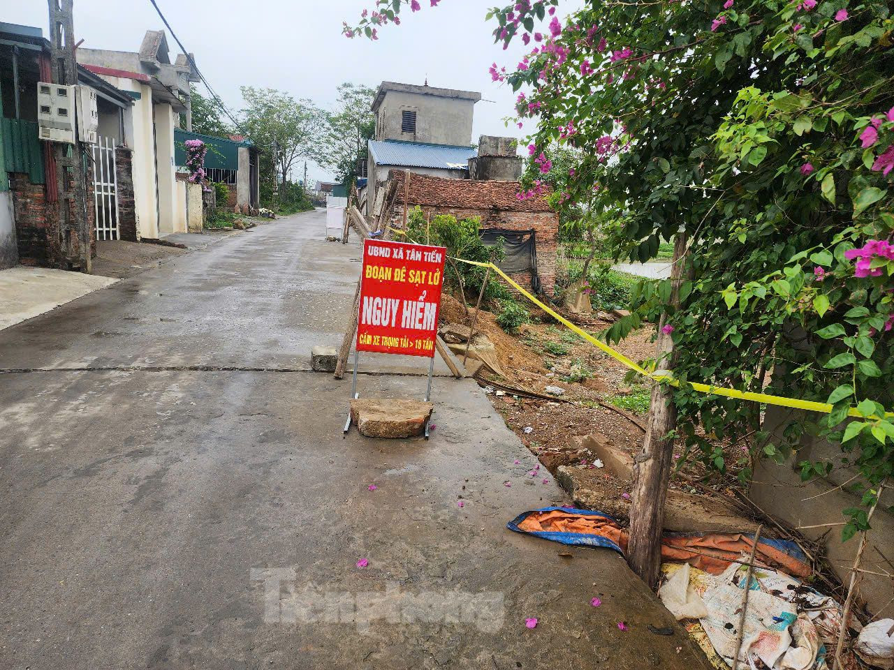 Trên tuyến đê thuộc địa bàn các xã Hoàng Văn Thụ, Nam Phương Tiến, Tân Tiến có 9 điểm bị sạt lở mái đê, thân đê, nứt mặt đê tuyến đê Bùi 2, với tổng chiều dài sạt lở khoảng 600m. Trong ảnh: Biển cảnh báo đoạn đê thuộc xã Tân Tiến.