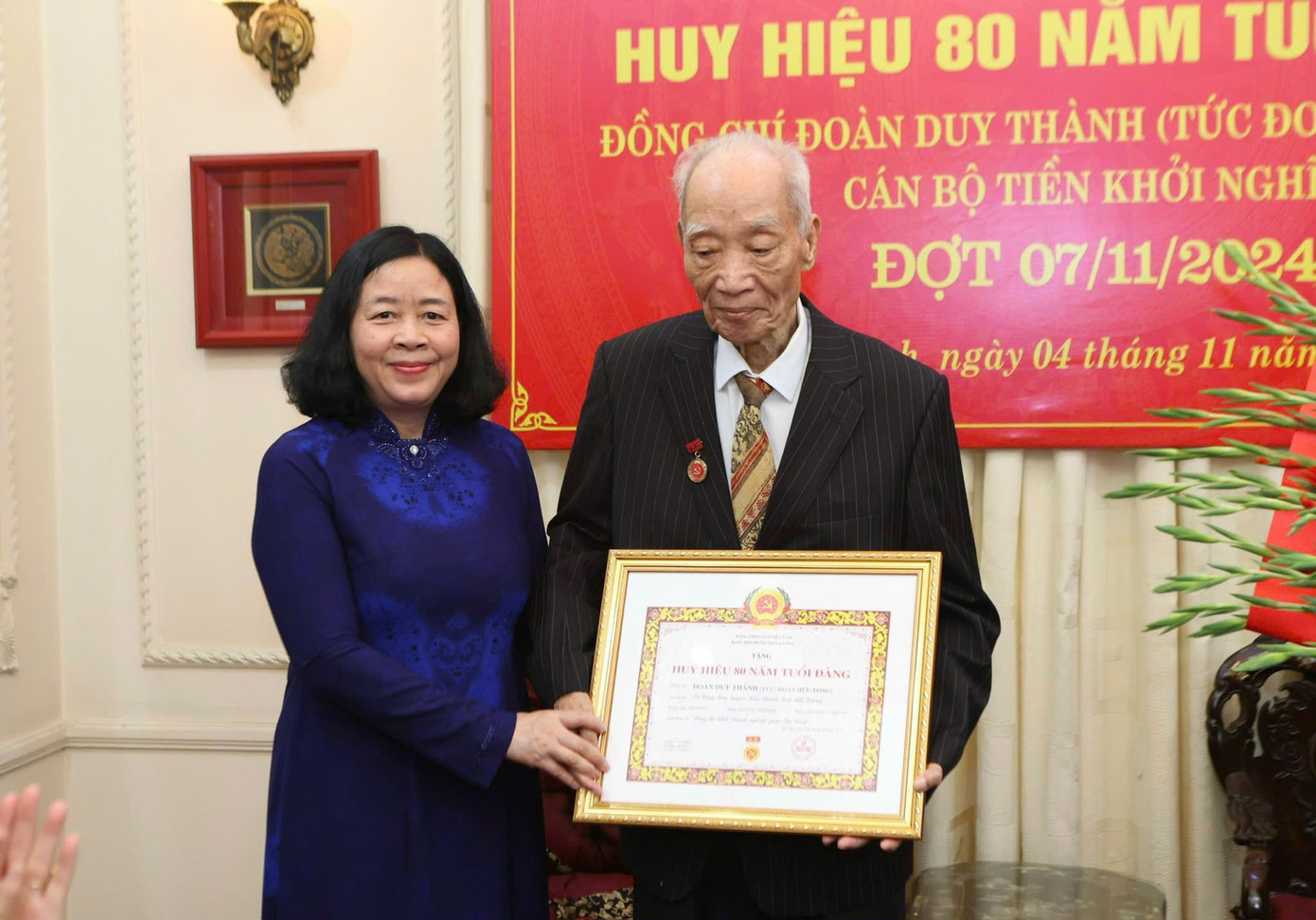 Bí thư Thành ủy Hà Nội Bùi Thị Minh Hoài trao chứng nhận Huy hiệu 80 năm tuổi Đảng tặng ông Đoàn Duy Thành.