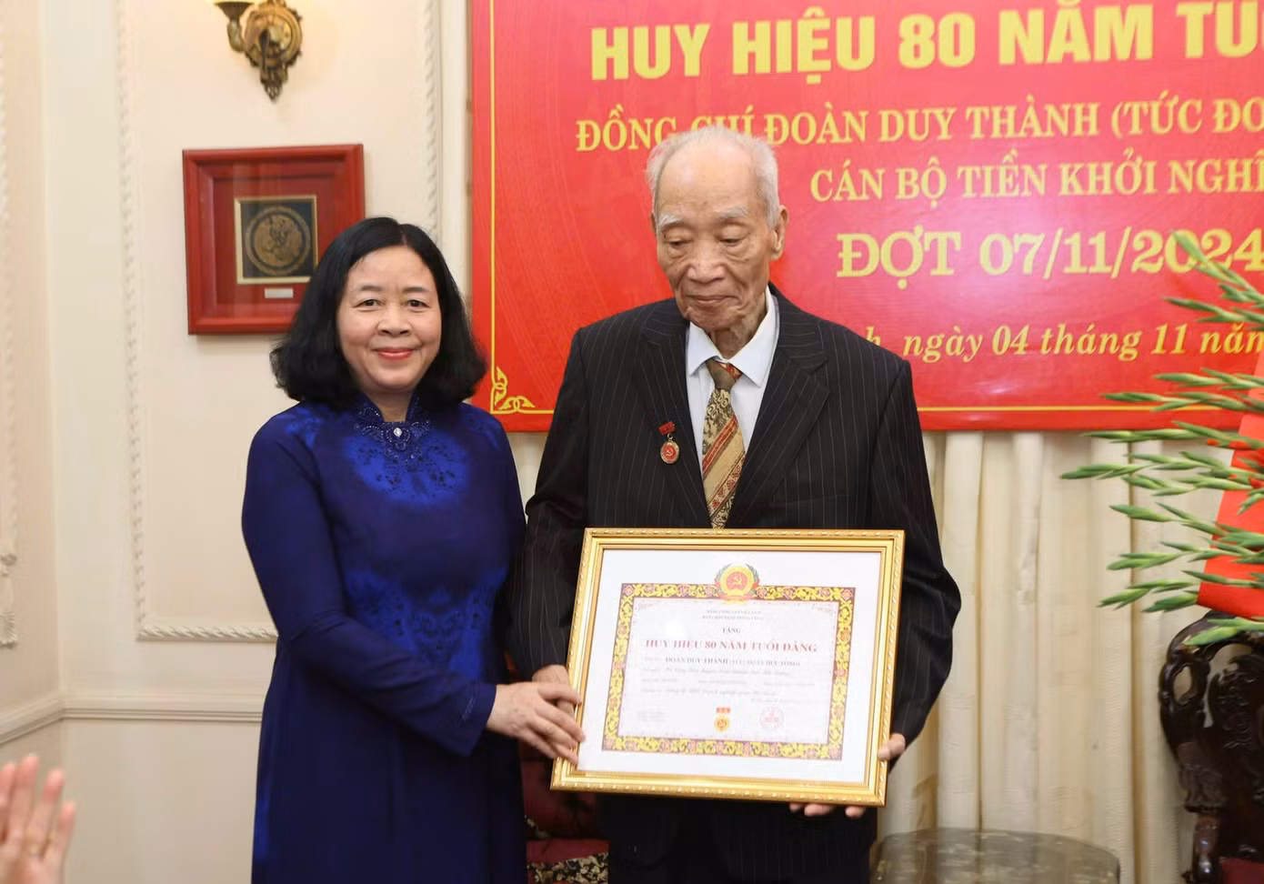 Bí thư Thành ủy Hà Nội Bùi Thị Minh Hoài trao chứng nhận Huy hiệu 80 năm tuổi Đảng tặng ông Đoàn Duy Thành. Bí thư Thành ủy Hà Nội Bùi Thị Minh Hoài trao chứng nhận Huy hiệu 80 năm tuổi Đảng tặng ông Đoàn Duy Thành.