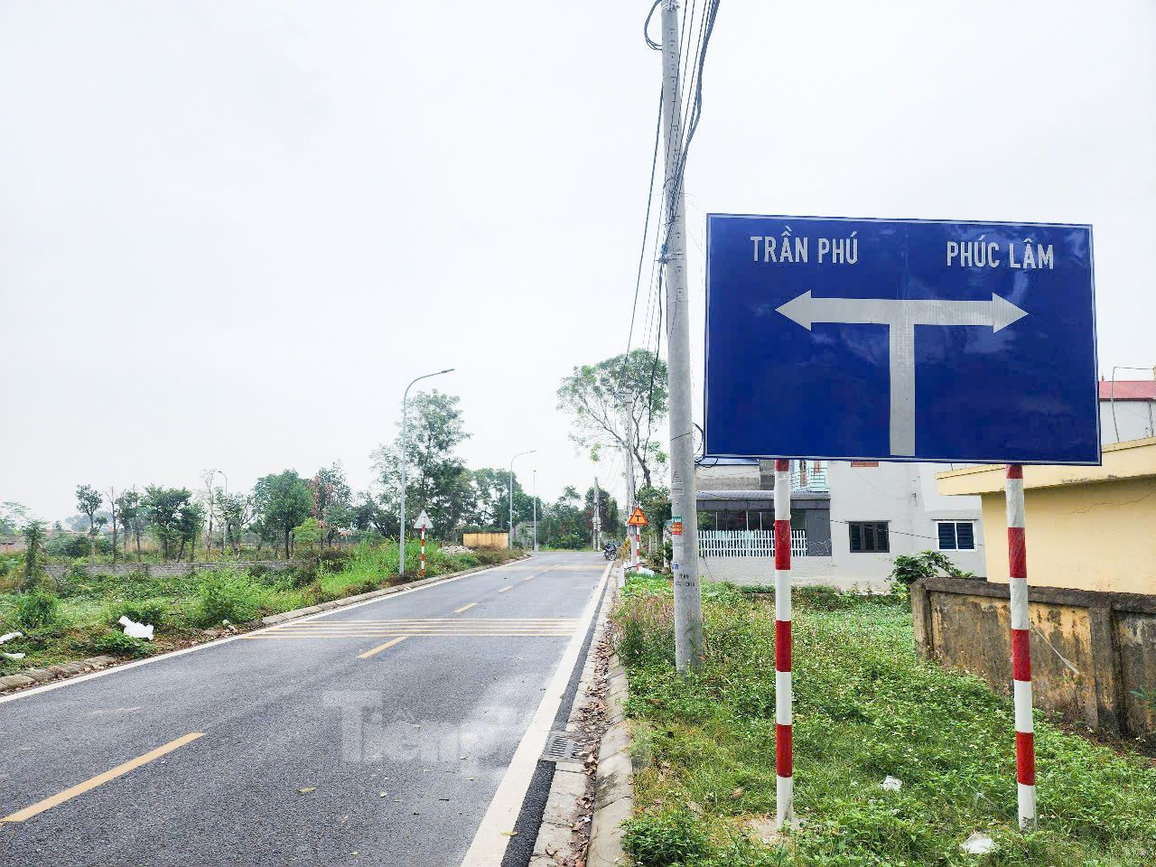 Được biết, dự án này có tổng mức đầu tư hơn 103 tỷ đồng với thời gian thực hiện 715 ngày, bắt đầu từ ngày 10/9/2022 (ảnh: Khu vực biển báo đặt cách ngã 3 khoảng 100m).