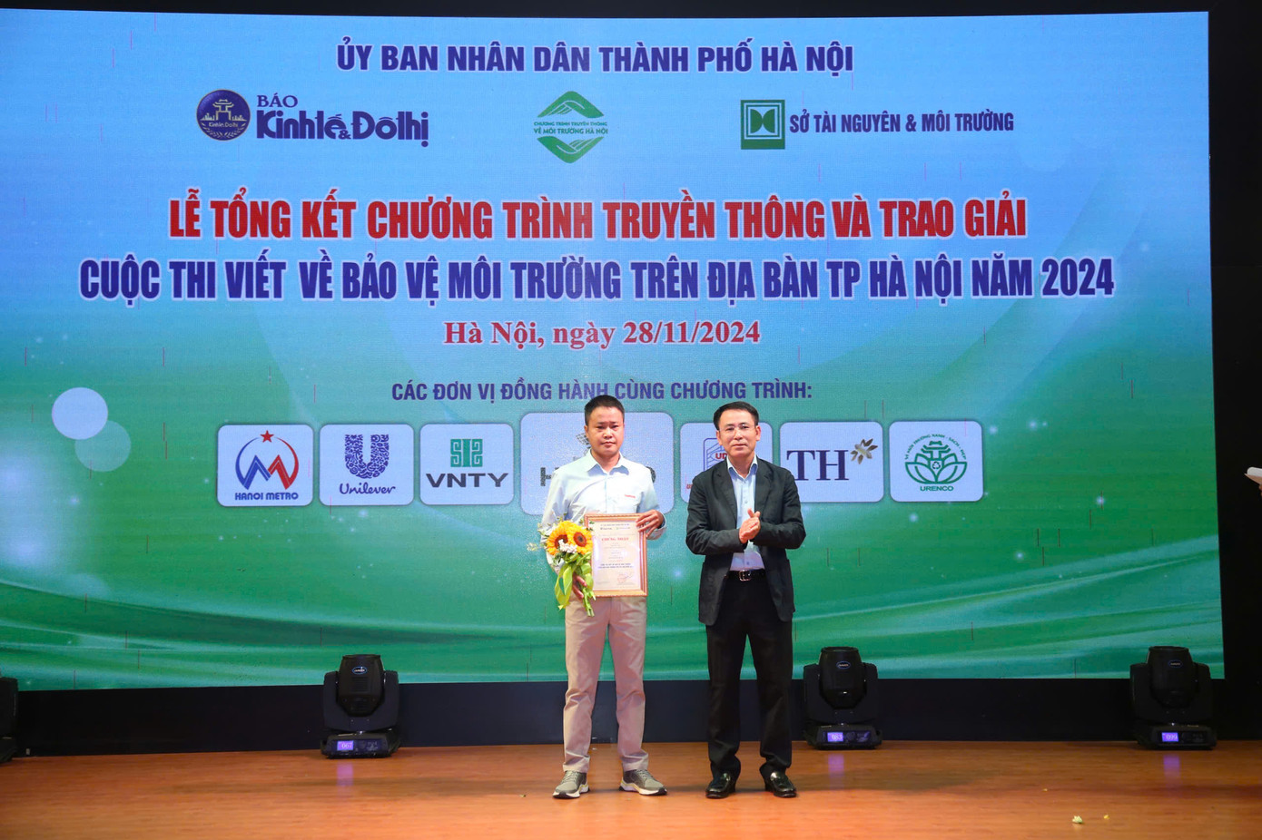 Ban tổ chức trao giải Nhất cho tác giả Nguyễn Quý, Báo Kinh tế và Đô thị Ban tổ chức trao giải Nhất cho tác giả Nguyễn Quý, Báo Kinh tế và Đô thị
