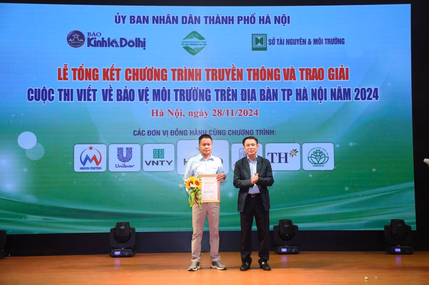 Ban tổ chức trao giải Nhất cho tác giả Nguyễn Quý, Báo Kinh tế và Đô thị