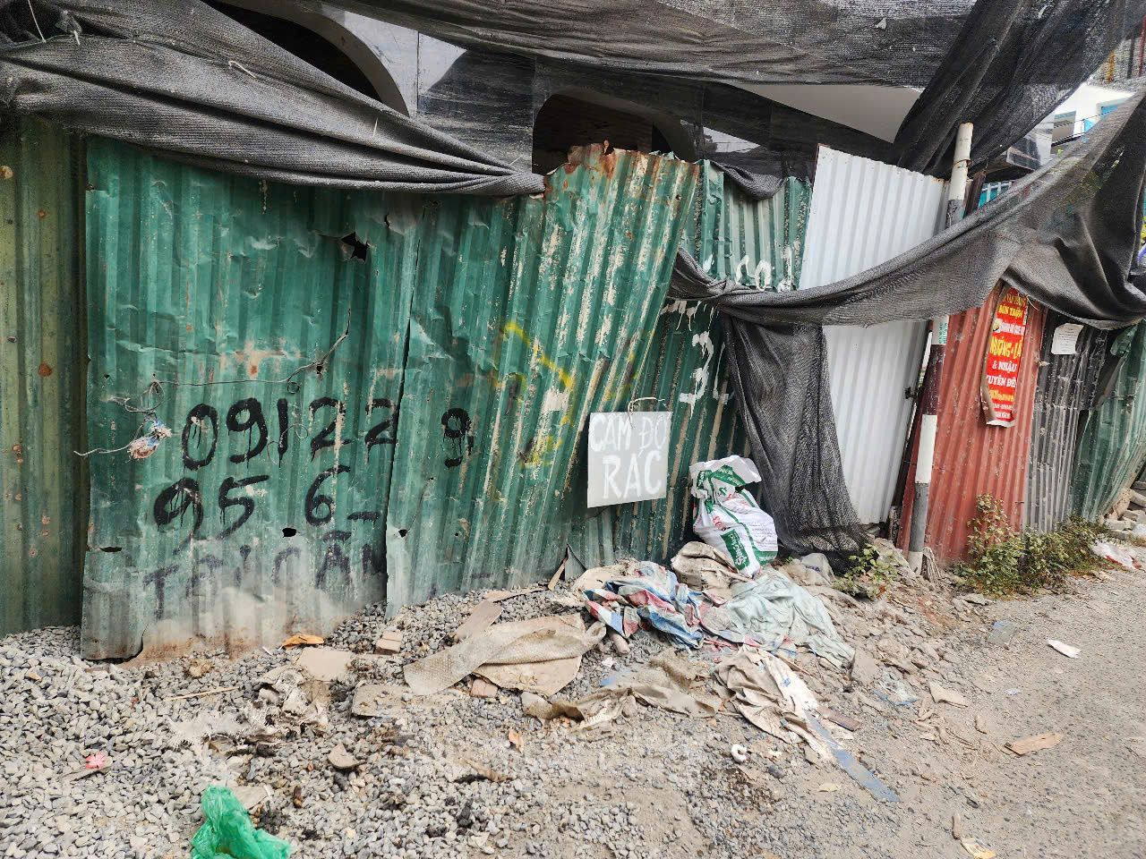 Theo ông Thắng, điểm tập kết rác thải sinh hoạt, vật liệu xây dựng và các công trình vi phạm như thông tin thuộc dự án làm đường Núi Trúc - Tây Sơn do Ban Quản lý dự án đầu tư xây dựng công trình giao thông thành phố quản lý. Tuy nhiên, đến nay dự án chưa hoàn thành do liên quan đến giải phóng mặt bằng. Vì thế, chủ đầu tư chưa bàn giao cho địa phương. Do đó, tại nhiều đoạn thuộc dự án đã bị người dân chiếm dụng, lấn chiếm.